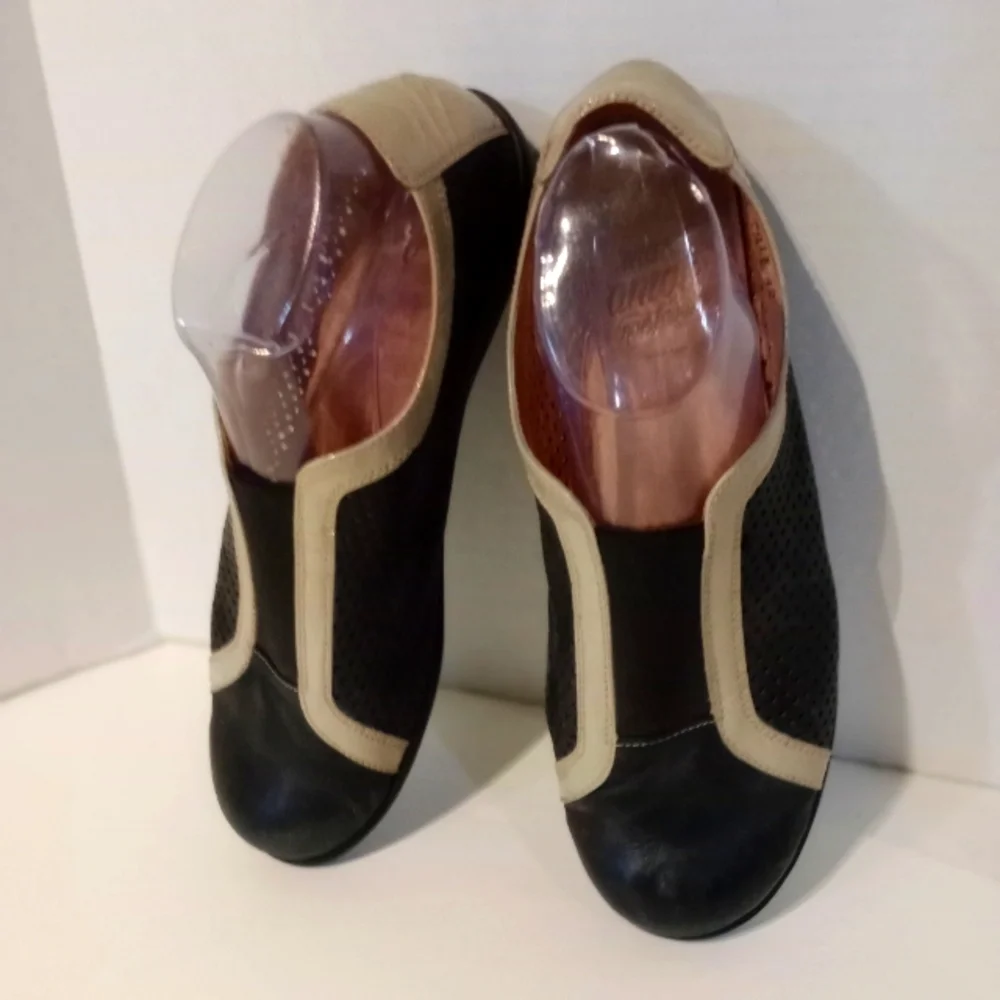 WONDERS ”MÁS AMOR POR FAVOR” PERFORATED LEATHER‎ FLATS Sz. 11 -11.5